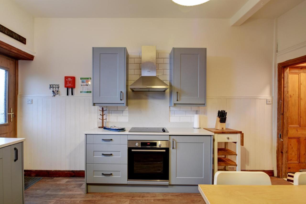 Spacious Victorian Townhouse Near Hcc With Off Street Parking Harrogate Exterior photo